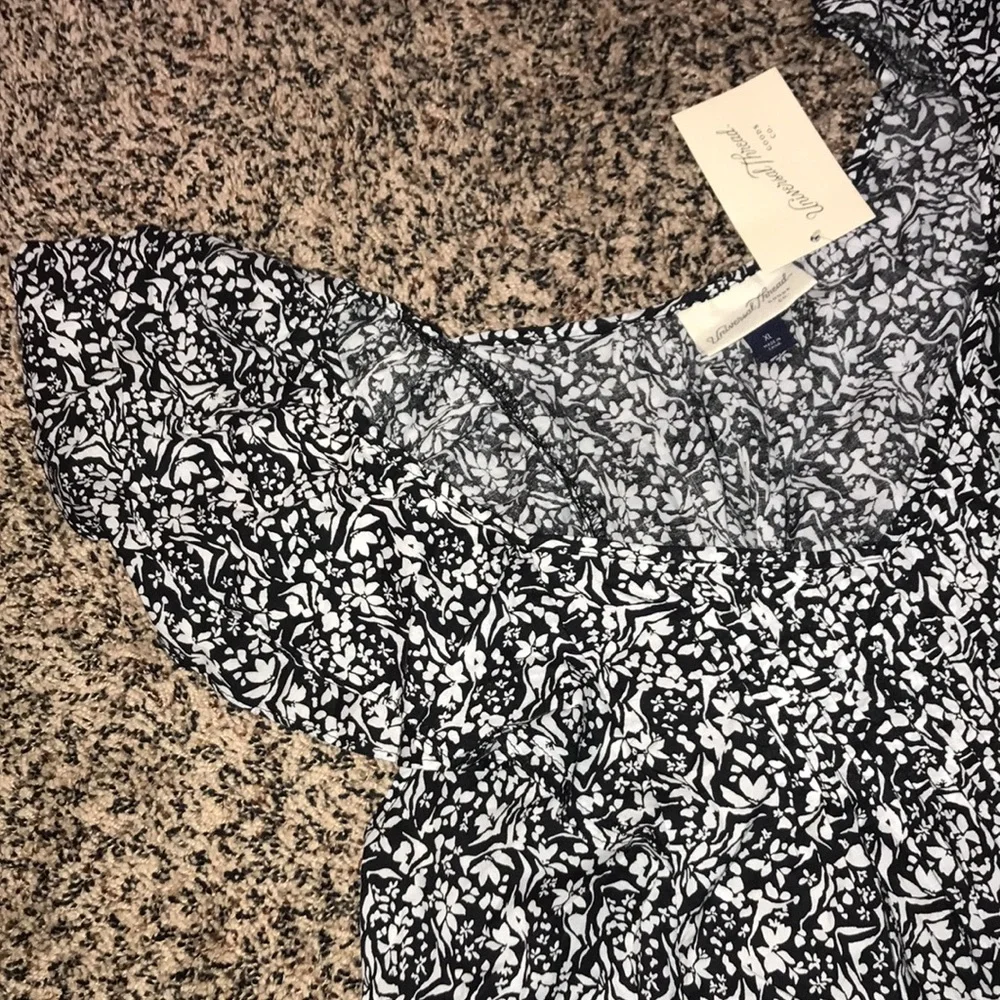 Universal Thread Fall Ruffle Sleeve Flounce Blouse Black/White Floral Top | NWT! - Picture 4 of 5